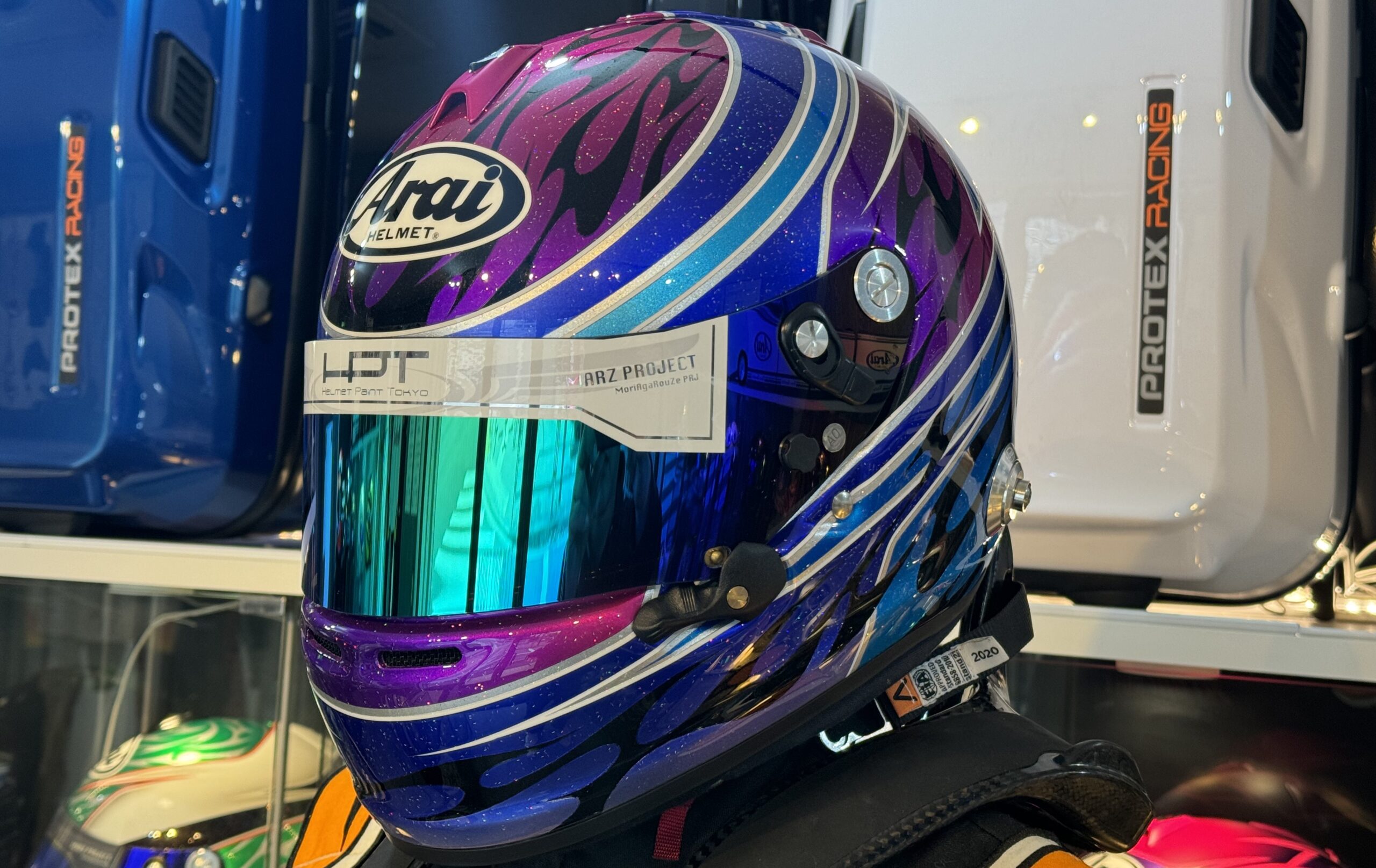 FIA 公認 4輪 モータースポーツ用 オリジナル ペイント ヘルメット | ARAI GP-6S 8859 ｜ Helmet Paint TOKYO  - ヘルメットペイント東京