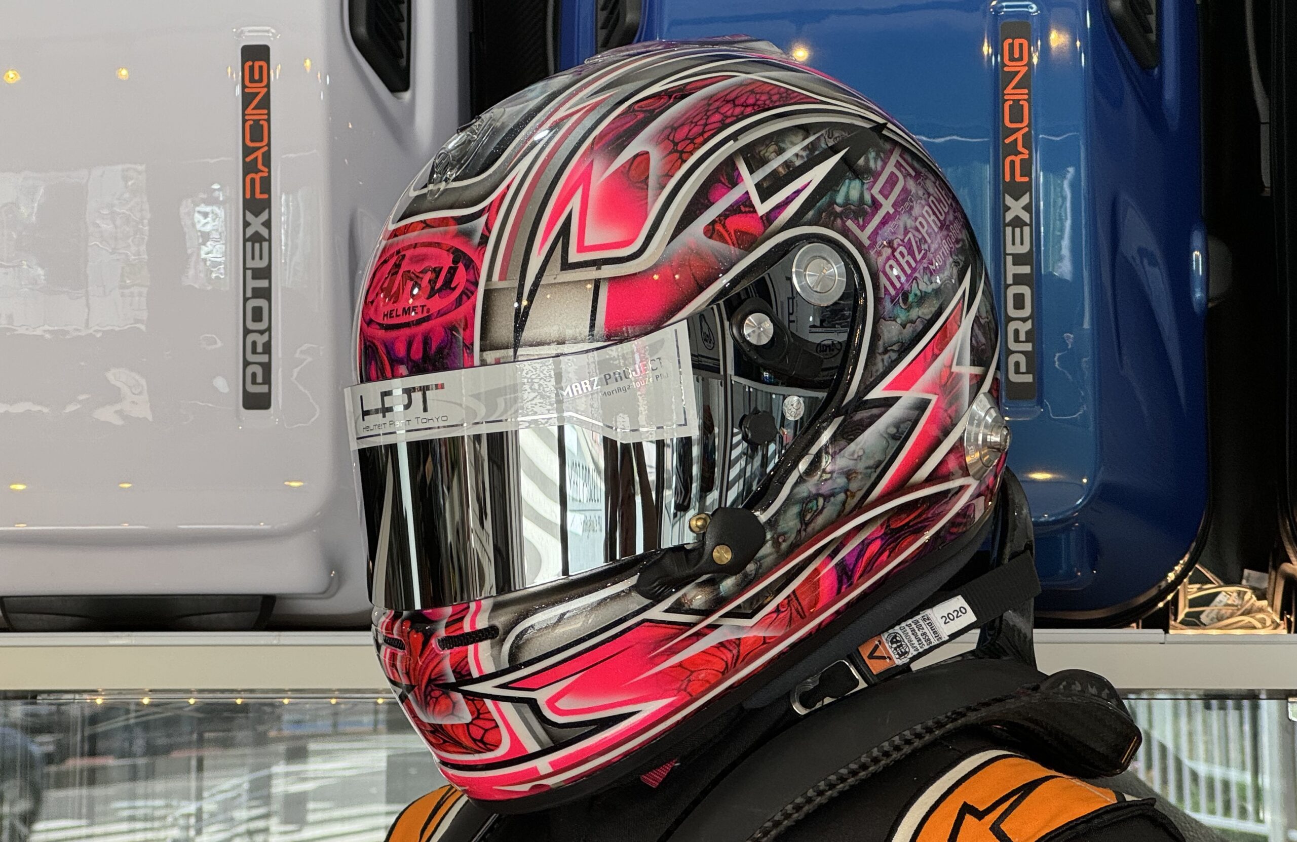 4輪 アライ ヘルメット | ペイント “ピンク×メタリックシルバー×ホワイト＆ブラックライン” ｜ Helmet Paint TOKYO -  ヘルメットペイント東京