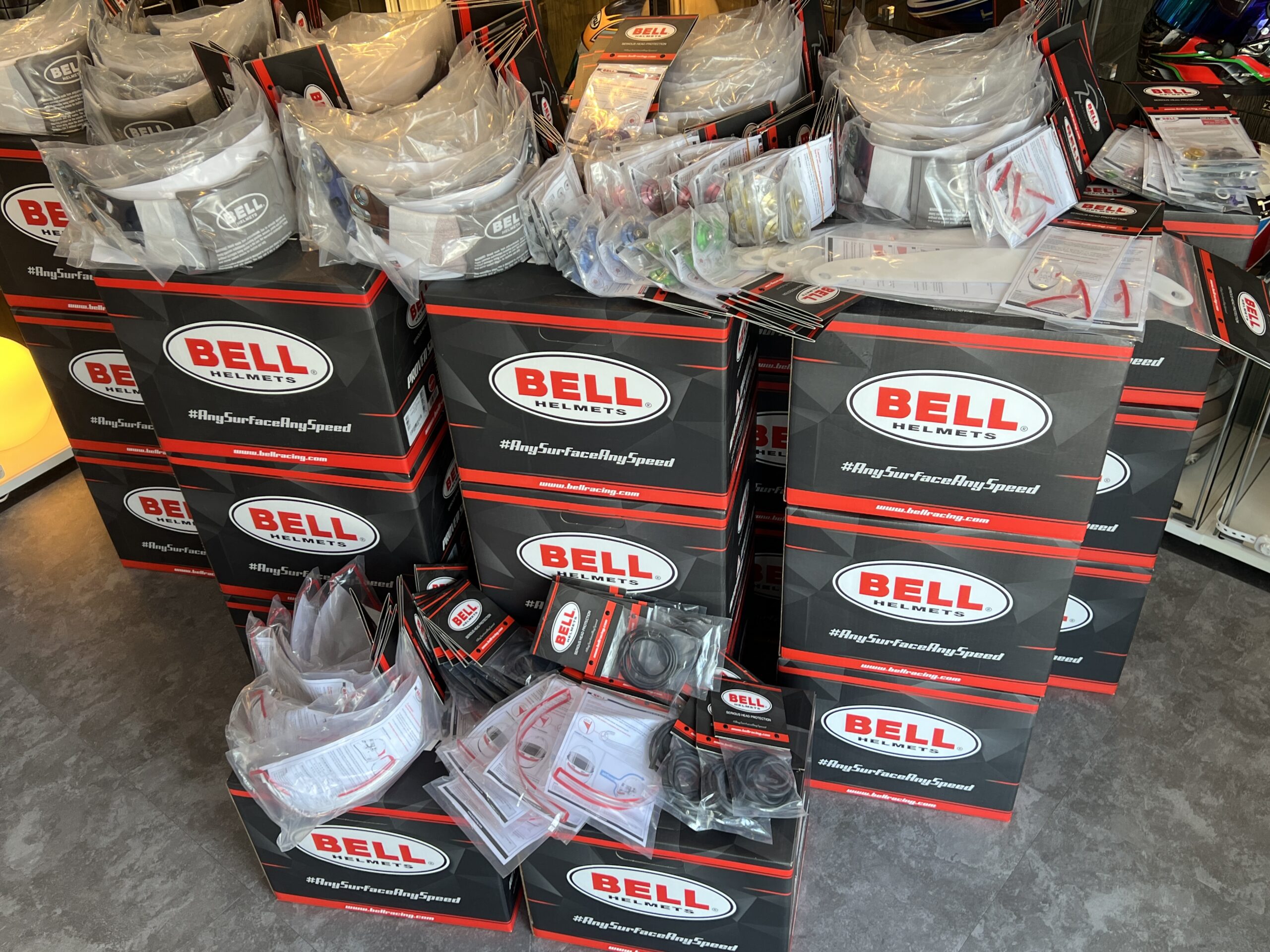 BELL シールド、アクセサリーの在庫が豊富、お取り寄せヘルメットも約1 