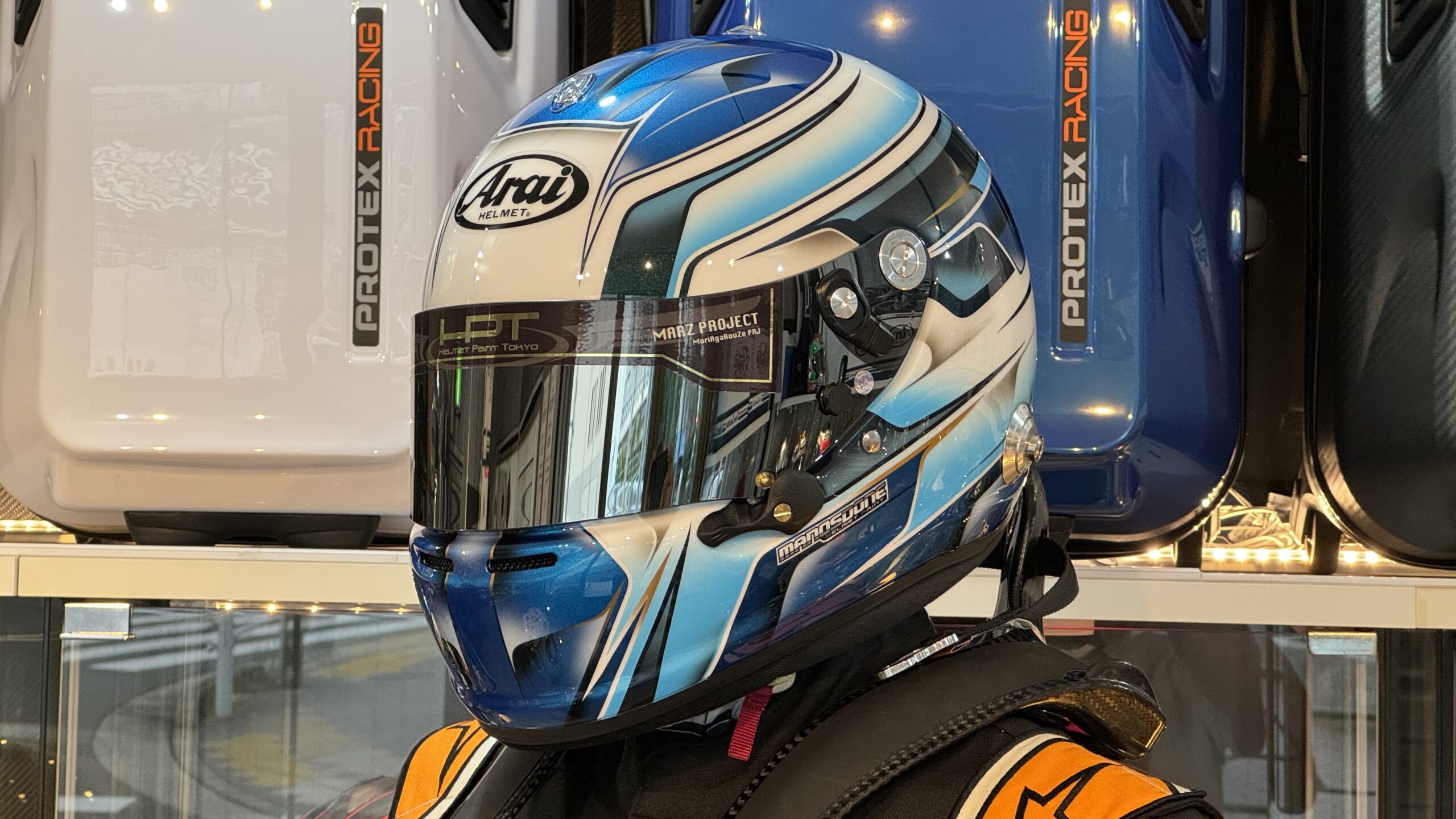 4輪 アライ ヘルメット | ペイント “サルビアブルーグラデーション×ホワイト” ｜ Helmet Paint TOKYO - ヘルメットペイント東京